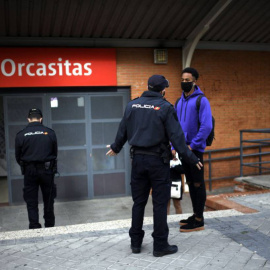 Agentes de la Policía Nacional realizan un control de movilidad en la estación de tren cercanías de Orcasitas, en el distrito de Usera, en Madrid. / Óscar Cañas - Europa Press (EUROPA PRESS