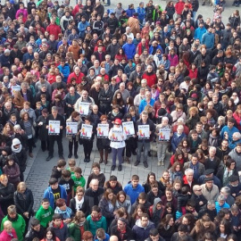 Vecinos de Alsasua en una concentración con los familiares de los detenidos. E.P.