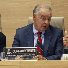 El ex director adjunto operativo de la Policía Eugenio Pino (c), durante su comparecencia en la comisión parlamentaria que investiga el supuesto uso político de los medios del cuerpo por parte del exministro del Interior Jorge Fernández Díaz. A su iz