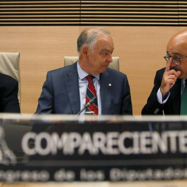El ex director adjunto operativo de la Policía Eugenio Pino (c), durante su comparecencia en la comisión parlamentaria que investiga el supuesto uso político de los medios del cuerpo por parte del exministro del Interior Jorge Fernández Díaz. A su iz