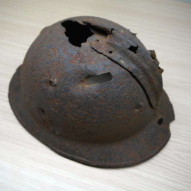 Un casco de un combatiente en la batalla de Brunete. | S.V (Brunete en la Memoria)