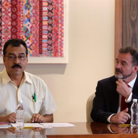 El director de Asuntos Internacionales del Instituto Nacional de Pueblos Indígenas, Saul Vicente (i), y el conseller de Acción Exterior de la Generalitat, Alfred Bosch (d), participan en una reunión este miércoles, en Ciudad de México (México). EFE/