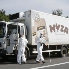 Forenses de la policía austriaca examinan el camión en el que se han encontrado decenas de cadáveres de refugiados. REUTERS/Heinz-Peter Bader