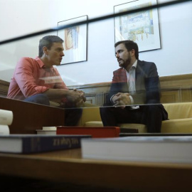 El secretario general del PSOE, Pedro Sánchez (izquierda), y Alberto Garzón durante la reunión que mantuvieron en el Congreso. | JUAN CARLOS HIDALGO