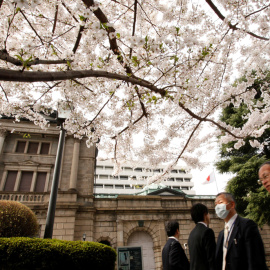 Varias personas pasan por delante de la sede del Banco de Japón (BoJ, en sus siglas en inglés), en Tokio. REUTERS/Yuriko Nakao