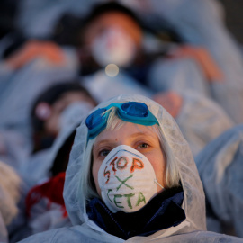 Un amnifestante lleva una máscara con las palabras "Stop CETA" en las protestas en Estrasburgo, Francia. / REUTERS