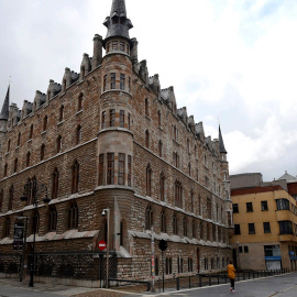 Vista del edificio Botines de León, obra del arquitecto Antonio Gaudí, durante el estado de alarma. EFE/J.Casares