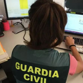 Agente analizando documentación. / GUARDIA CIVIL / Archivo