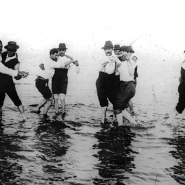 Hombres bailando tango en el río en 1904 (Buenos Aires).