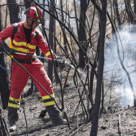 Un bombero trabaja en la extinción del incendio en Sierra Calderona. | MIGUEL ÁNGEL POLO