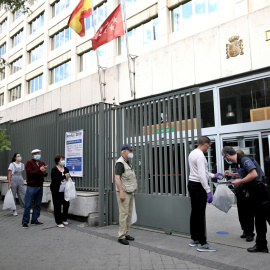 Varias personas esperan en una cola respetando la distancia de seguridad para entrar en la Oficina de la Agencia Tributaria en la Calle Guzmán el Bueno en Madrid. /Europa Press