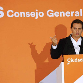 Albert Rivera habla en la sede de Ciudadanos. | J.P.GANDUL (EFE)