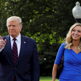 El presidente de EEUU, Donald Trump, y la portavoz de la Casa Blanca, Kayleigh McEnany, /EFE