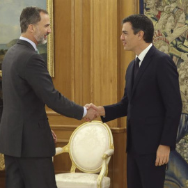 El Rey saluda al secretario general del PSOE, Pedro Sánchez (d), a quien recibió hoy en audiencia en el Palacio de la Zarzuela. /EFE