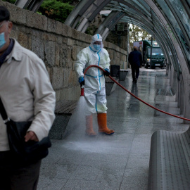 Un operario municipal realiza labores de desinfección en una calle de Ourense. - EFE