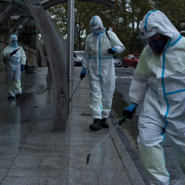 Unos operarios municipales realizan labores de desinfección en una calle de Ourense. - EFE