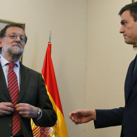 El presidente del Gobierno, Mariano Rajoy, y el secretario general del PSOE, Pedro Sánchez, en la reunión en la que el primero evitó estrechar la mano del segundo. Archivo EFE/ZIPI