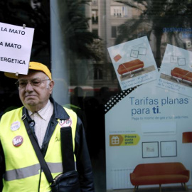 "A Rosa no la mató una vela, la mató la pobreza energética", uno de los carteles que se podían leer en la concentración en Valencia contra Gas Natural / EFE