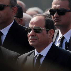 El presidente Abdel Fattah al-Sisi en el funeral del expresidente Hosni Mubarak. / REUTERS