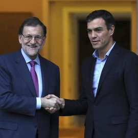 El presidente del Gobierno, Mariano Rajoy, y el secretario general del PSOE, Pedro Sánchez, en su encuentro de hoy en la Moncloa. EFE