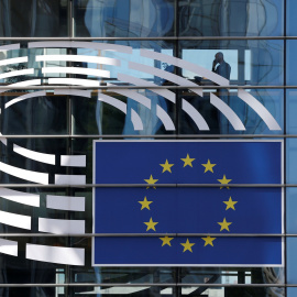 La bandera de la UE en la fachada del edificio del Parlamento Europeo en Bruselas. REUTERS/Francois Lenoir