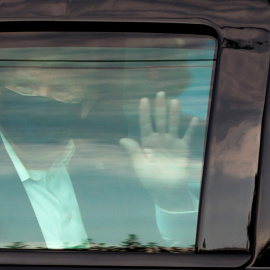 Donald Trump salió en coche del hospital para saludar a los seguidores que se encontraban junto al centro. - REUTERS