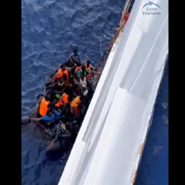 Momento del rescate de 27 personas migrantes por un ferry en aguas del Mar de Alborán.- ENTREFRONTERAS
