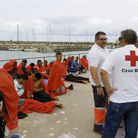 Personal de Cruz Roja atiende en el puerto de Barbate (Cádiz) a 45 personas rescatadas este jueves. EFE/Román Ríos