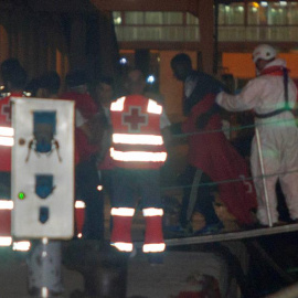 Miembros de Salvamento Maritimo y de la Cruz Roja ayudan a inmigrantes rescatados en el mar de Alborán hace unos días. EFE / Carlos