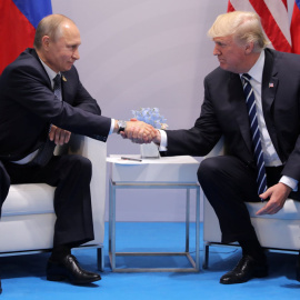 Putin y Trump se dan la mano durante su reunión. REUTERS/Carlos Barria