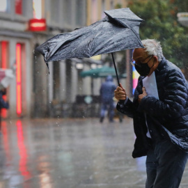 Una persona camina por el centro de la capital en una jornada marcada por las lluvias y la bajada de temperaturas, en Madrid. Jesús Hellín / Europa Press