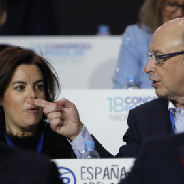 El ministro de Hacienda, Cristóbal Montoro, junto a la  vicepresidenta del Gobierno, Soraya Sáenz de Santamaría, durante el el XVIII Congreso Nacional del PP en la Caja Mágica de Madrid. EFE/JuanJo Martín