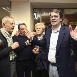 El próximo presidente del PP de Castilla y León, el alcalde de Salamanca Alfonso Fernández Mañueco (d), tras conocer que ha vencido al alcalde de León, Antonio Silván, en las primarias. EFE/J.M.GARCIA