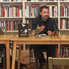 L'il·lustrador Adur Larrea, en una de les presentacions del còmic 'El dia de les oques, seguint els passos de Santi Brouard'. POL·LEN EDICIONS