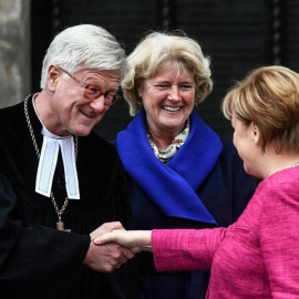 La canciller alemana, Angela Merkel (d), saluda al presidente del Consejo de la Iglesia Evangélica, Heinrich Bedford-Strohm (i). EFE