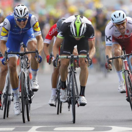 El ciclista alemán del equipo Quick Step Floors Marcel Kittel pelea con Boasson Hagen por la victoria en la séptima etapa del Tour. /EFE