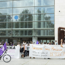 Un moment de les protestes davant la Ciutat de la Justícia el dia del judici. ASSEMBLEA FEMINISTA DE VALÈNCIA