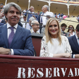 Cristina Cifuentes y su portavoz de Gobierno, Ángel Garrido, en la feria de San Isidro el pasado mes de junio /EFE