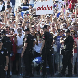 Seguidores del del líder opositor turco Kemal Kiliçdaroglu gritan consignas durante la pacífica Marcha por la Justicia desde Ankara a Estambul, el domingo 9 de julio. | ERDEM SAHIN (EFE)