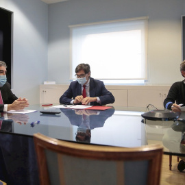 El ministro de Cultura y Deporte, José Manuel Rodríguez Uribes (i), y el de Sanidad, Salvador Illa (c), y el director del Centro de Coordinación de Alertas y Emergencias Sanitarias del Ministerio de Sanidad, Fernando Simón. EFE/Pool Moncloa/Jose Marí