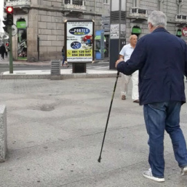 Ramón Moreira, afectado de ataxia SCA36, camina por A Coruña. / MANUEL REY PAN