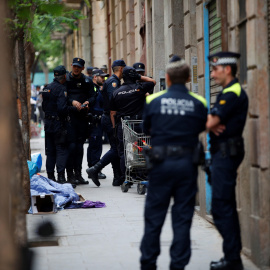 20/6/2109.- Más de mil efectivos del cuerpo de los Mossos, guardia urbanos y policías nacionales durante una operación antidroga en el barrio del Raval. / EFE - Alejandro Garcia.