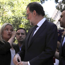 Marimar Blanco habla con Mariano Rajoy en el homenaje a su hermano. | JUAN CARLOS HIDALGO (EFE)