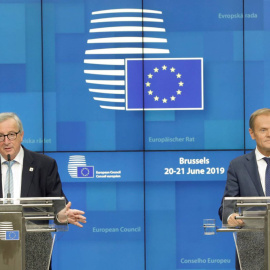 El presidente de la Comisión Europea, Jean-Claude Juncker (i), y el presidente del Consejo de la Unión Europea, Donald Tusk./ EFE