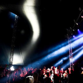 Asistentes al festival Bravalla en Norrkoping, Suecia, bailan frente al escenario EFE/EPA/Pontus Lundahl SWEDEN OUT