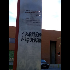 Pintada contra Carmena en el Monumento de homenaje a las Brigadas Internacionales.