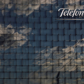 El logo de Telefónica en su sede en el distrito de Las Tablas, en la zona norte de Madrid. REUTERS/Juan Medina