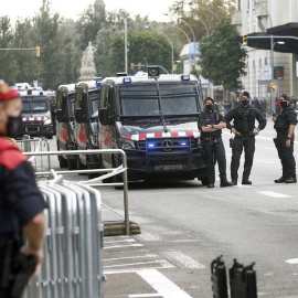 Los Mossos d'Esquadra han blindado los alrededores de la Estación de Francia de Barcelona, en un amplio dispositivo policial con motivo de la visita del rey Felipe VI y del presidente del Gobierno, Pedro Sánchez, ante la que varias organizaciones indepe