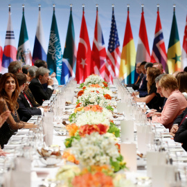 Los líderes del G20, durante la cena oficial en Hamburgo. /REUTERS