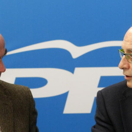 El ministro de Economía, Luis de Guindos, y el de Hacienda, Cristóbal Montoro, en una imagen de archivo. REUTERS